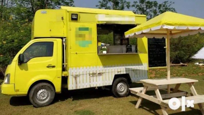 yellow-matching-table-foodtruck