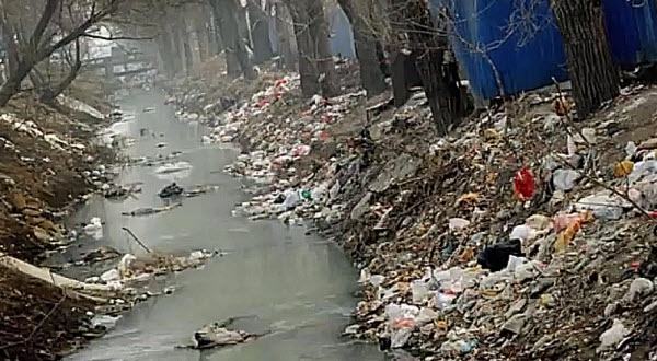 China-Garbage-River